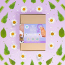 Plateau de fourrage pour cochon d'Inde femelle de la marque Kavee sur fond lila entourré des plantes qui compose le plateau