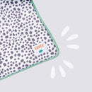 Image du coin d'un Tapis polaire Kavee en motif dalamtien avec illustration