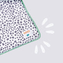 Image du coin d'un Tapis polaire Kavee en motif dalamtien avec illustration