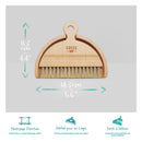 Brosse et pelle en bois de la marque Kavee sur fond gris clair avec ses dimensions et avantages