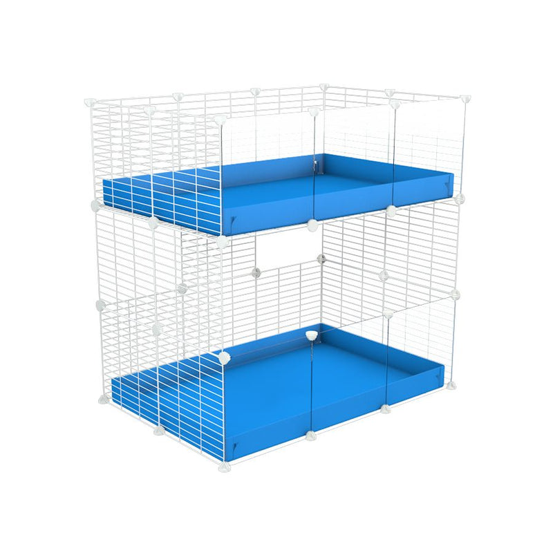 Une cavy cage double deux etages 3x2 avec panneaux transparents en plexiglass  pour cochons d'inde avec coroplast bleu et grilles blanches avec petits trous par Kavee