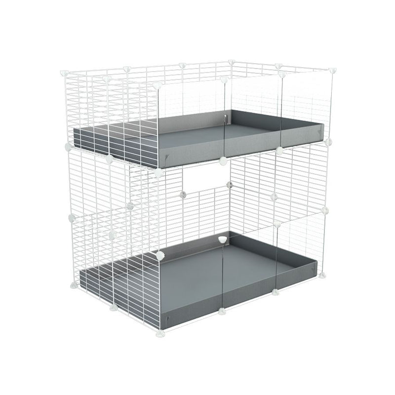 Une cavy cage double deux etages 3x2 avec panneaux transparents en plexiglass  pour cochons d'inde avec coroplast gris et grilles blanches avec petits trous par Kavee