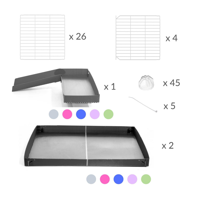 Composition d'une cavy C&C cage 6x2 pour cochons d'inde avec une rampe un loft un toit un coroplast gris et grilles blanches