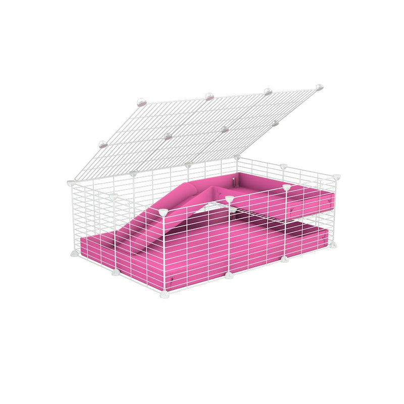 une cavy C&C cage 3x2 pour cochons d'inde avec une rampe un loft un couvercle un coroplast rose et grilles blanches fines