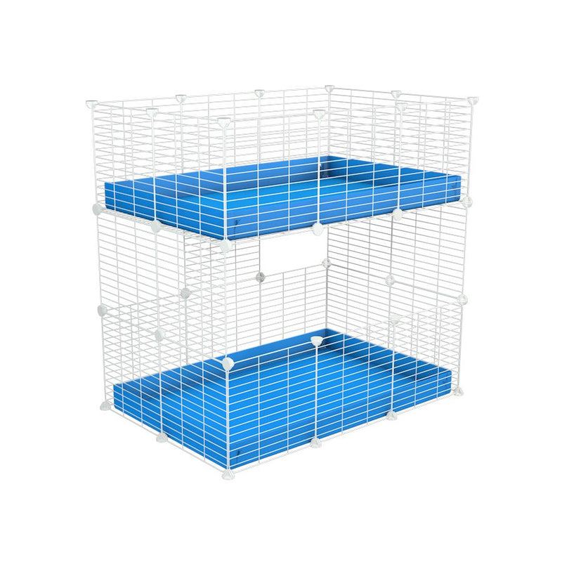 Une cavy cage double deux etages 3x2 pour cochons d'inde avec coroplast bleu et grilles blanches avec petits trous par Kavee