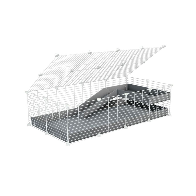 une cavy C&C cage 4x2 pour cochons d'inde avec une rampe un loft un couvercle un coroplast gris et grilles blanches