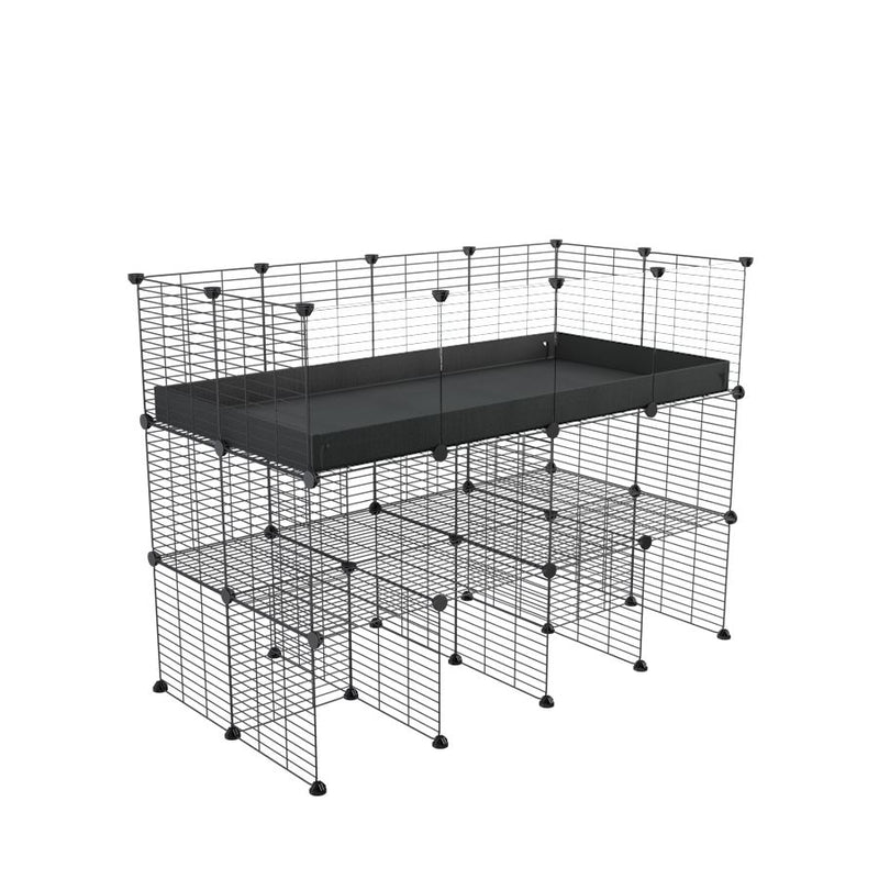 une kavee cage C&C 4x2 pour cobayes cochons d'inde avec panneaux transparents en plexiglass avec double rehausseur correx noir et grilles maillage fin