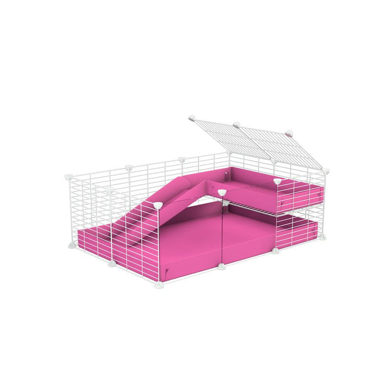 une cavy cage 3x2 pour cochons d'inde avec panneaux transparents en plexiglass avec une rampe un loft un coroplast rose et grilles blanches fines de kavee france