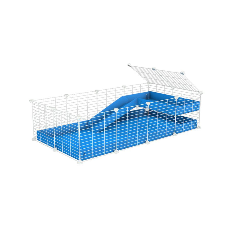 une kavee cage 4x2 pour cochons d'inde avec une rampe un loft un coroplast bleu et grilles blanches fines sans danger