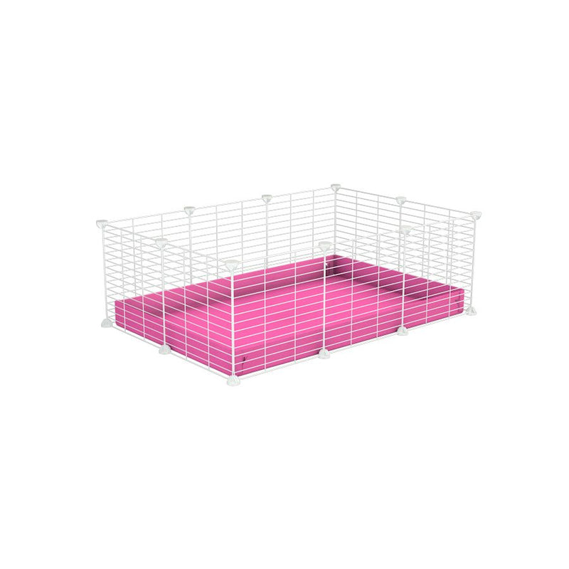 une cavy cage pas cher 3x2 pour cochons d'inde avec coroplast rose et grilles blanches fines avec petits trous de kavee