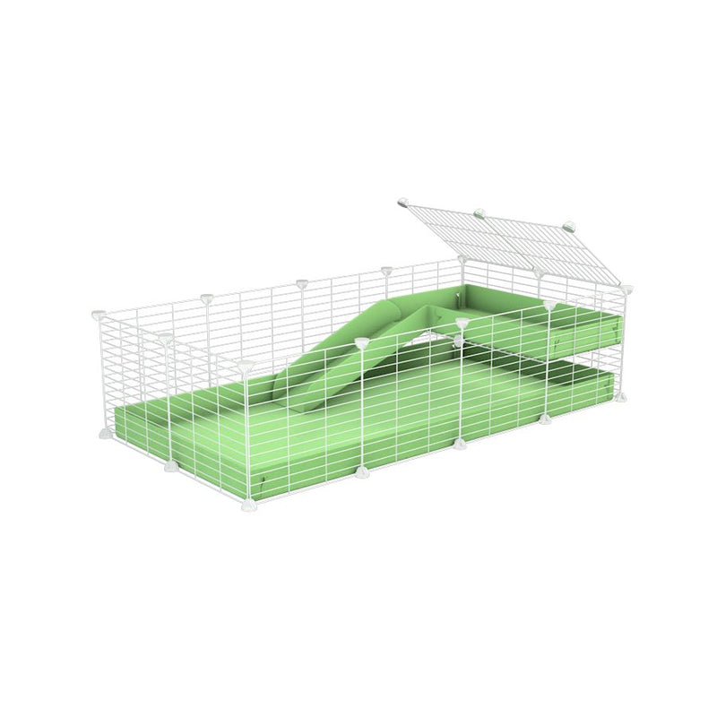 une cavy cage 4x2 pour cochons d'inde avec une rampe un loft un coroplast vert et grilles blanches fines sans danger de kavee