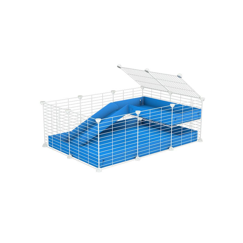 une cavy cage 3x2 pour cochons d'inde avec une rampe un loft un coroplast bleu et grilles blanches fines de kavee france