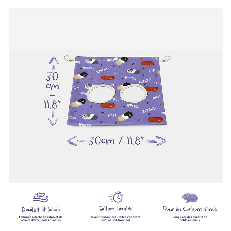 sac à foin violet aux motifs caca pour cochon d'inde de la marque Kavee sur fond gris clair avec ses dimensions et ses avantages