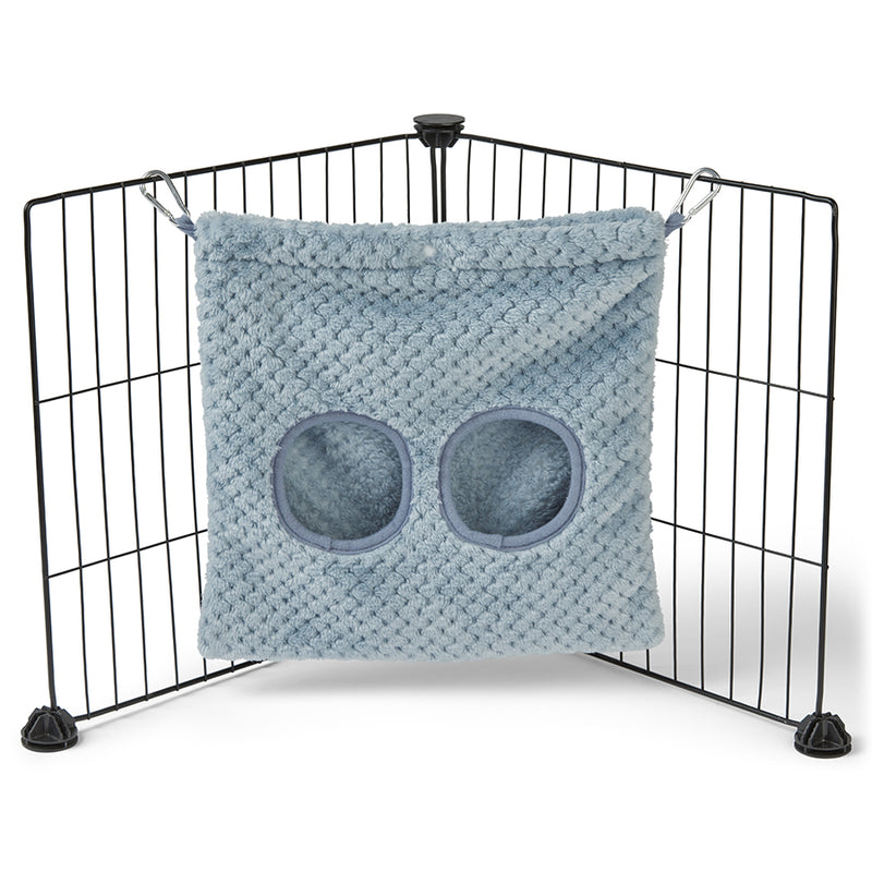 sac a foin dans une cavy cage cochon d'inde en tissu bleu par kavee 