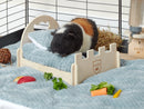 Cochon d'Inde tricolore utilisant le lit en bois recouvert d'un peepad et un oreiller en polaire bleu pour cavy cage par Kavee