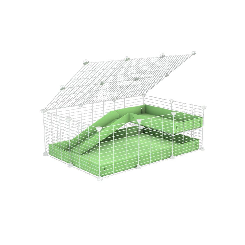 une cavy C&C cage 3x2 pour cochons d'inde avec une rampe un loft un couvercle un coroplast vert pistache et grilles blanches fines