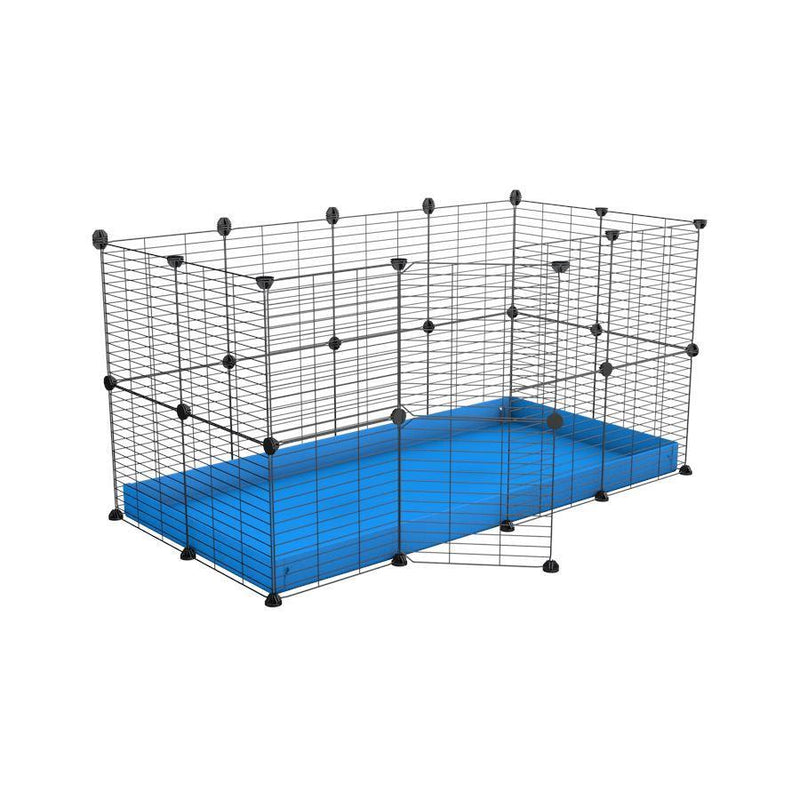 Une kavee cage modulaire 4x2 pour lapins avec un coroplast bleu et des grilles a barreaux etroits