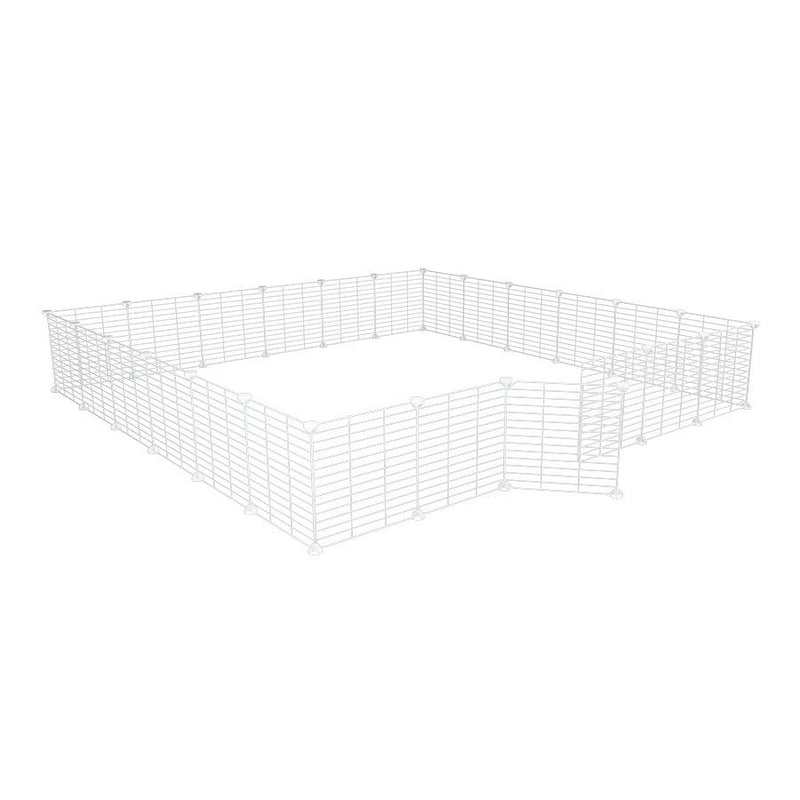 Un enclos cavy cage modulable 6x6 exterieur avec grilles blanches a petits trous pour lapins ou cochons d'inde de kavee 