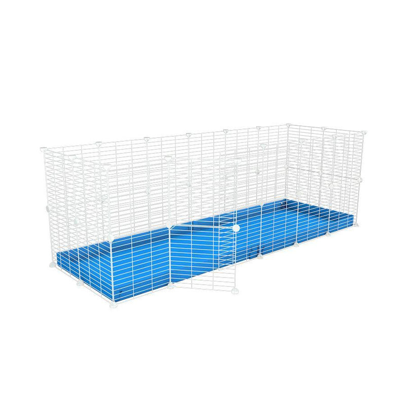 Une cavy cage 6x2 pour lapin avec un coroplast bleu et des grilles blanches a maillage fin par kavee