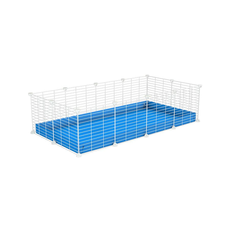 une cavy cage modulaire 4x2 pour cochons d'inde avec coroplast bleu et grilles blanches fines avec petits trous de kavee