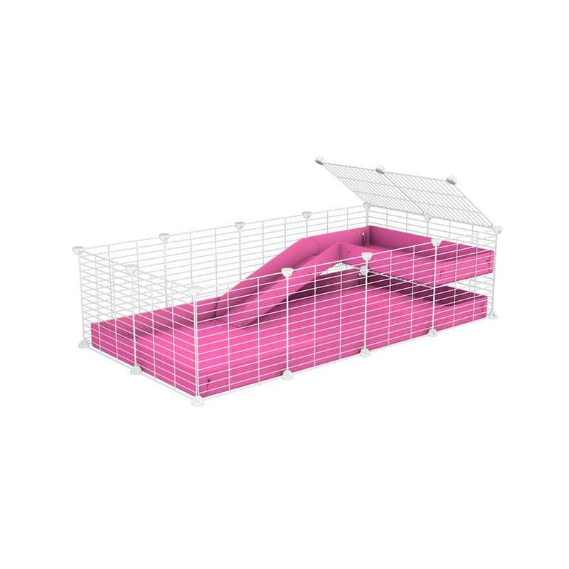 une cavy cage 4x2 pour cochons d'inde avec une rampe un loft un coroplast rose et grilles blanches fines sans danger de kavee
