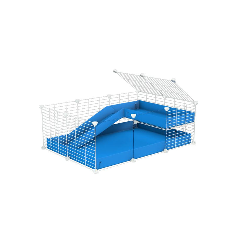 une cavy cage 3x2 pour cochons d'inde avec panneaux transparents en plexiglass avec une rampe un loft un coroplast bleu et grilles blanches fines de kavee france
