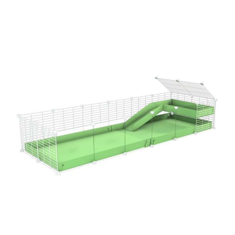 une cavy cage 6x2 avec panneaux transparents en plexiglass  pour cochons d'inde avec une rampe un loft un coroplast vert pistache et grilles blanches sans danger