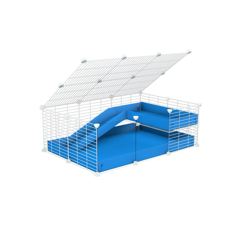 une kavee cage 3x2 pour cochons d'inde avec panneaux transparents en plexiglass avec une rampe un loft un couvercle un coroplast bleu et grilles blanches fines