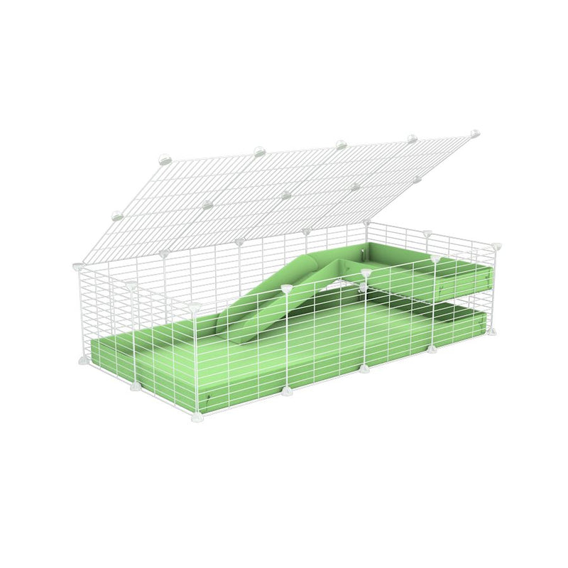 une kavee cage 4x2 pour cochons d'inde avec une rampe un loft un couvercle un coroplast vert pistache grilles blanches