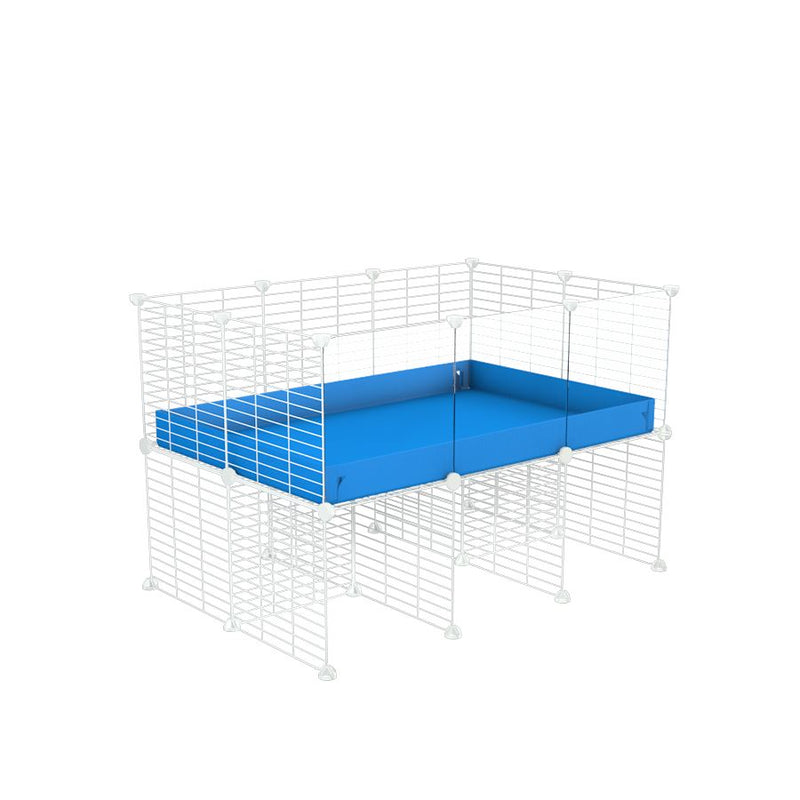 une cavy cage C&C 3x2 avec panneaux transparents en plexiglass  pour cobayes cochons d'inde avec rehausseur correx bleu et grilles blanches fines de kavee france